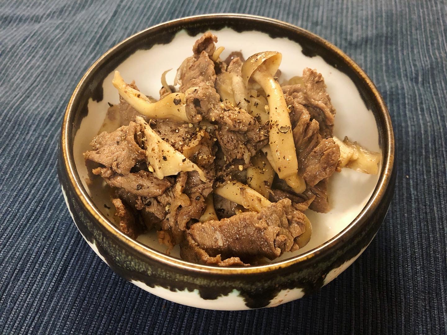 10分でできる簡単なおつまみ 牛肉ときのこのポン酢炒め 1月26日 ひめくりおつまみレシピ 10分でできる簡単なおつまみ 牛肉ときのこのポン酢炒め 1月26日 ひめくりおつまみレシピ